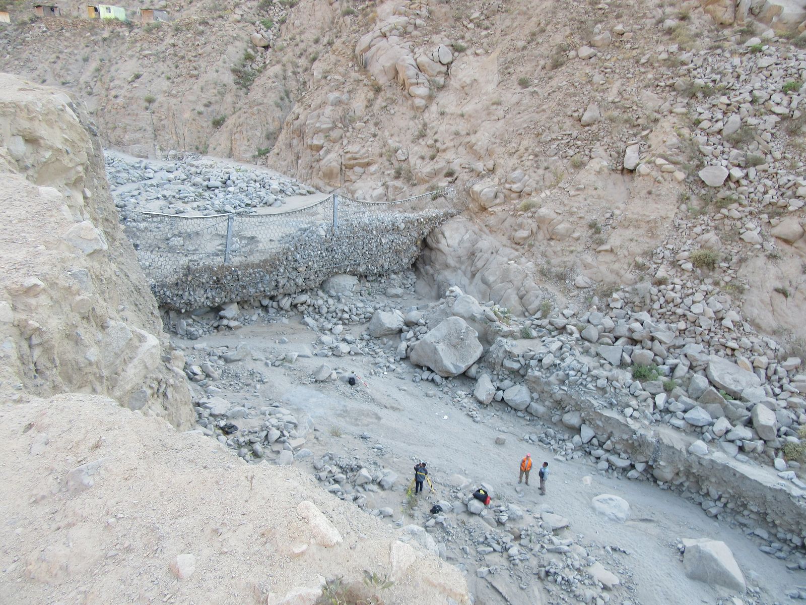 Barrera dinámica instalada en quebrada