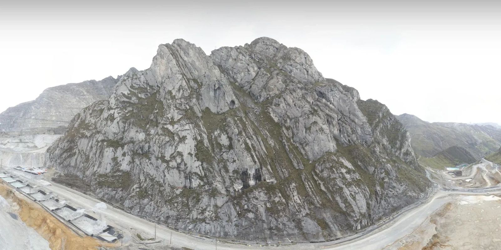 Talud en roca junto a vía